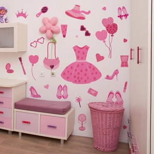 Roze prinses muurstickers met jurken en schoenen voor meisjeskamer decoratie