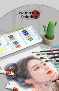 Primo piano di tubetti di pittura a guazzo e pennelli in legno accanto a un ritratto ad acquerello