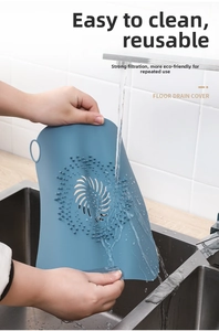 Filtro per lavandino in silicone blu sciacquato sotto il rubinetto per facile pulizia