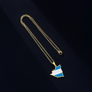 Pendentif carte du Nicaragua vintage doré avec détails de drapeau en émail bleu et blanc