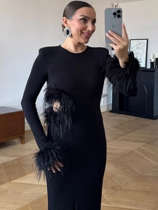 Eng anliegendes schwarzes Langarmkleid mit Ausschnitt und elegantem Federbesatz für Partys
