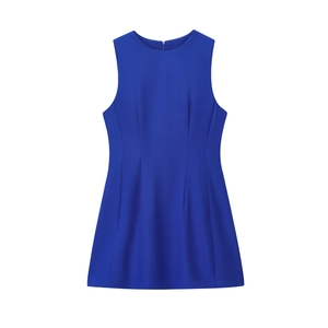 Robe trapèze sans manches bleu roi classique avec tissu texturé sur fond blanc