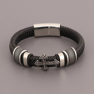 Bracelet pour homme en cuir tressé noir avec fermoir magnétique et croix argent