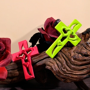 Dettaglio stampi in resina a croce e cuore in magenta e verde neon con finitura opaca