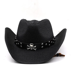 Détail d'un chapeau de cowboy en paille noire avec emblème de crâne et cuir clouté