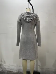 Détail d'une robe à capuche en maille côtelée grise avec cordon et ourlet irrégulier