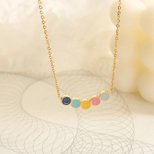 Collana dorata da donna con cinque ciondoli a forma di smile in smalto colorato