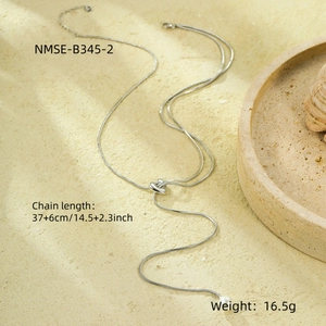 Détail du collier noeud réglable en acier inoxydable avec perle et mesures de taille
