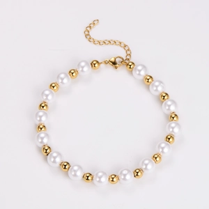 Detail of pearl bracelet with gold metallic beads, extension chain and lobster clasp