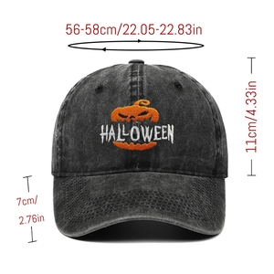 Detail der Halloween-Kürbis-Stickerei auf einer schwarzen Baseballkappe aus Denim