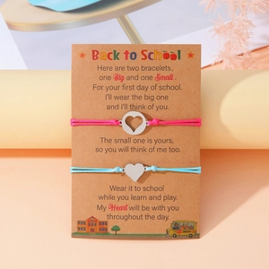 Braccialetti cuore rosa e blu per madre e figlia su carta per il rientro a scuola