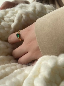 Elegant 925 sterling silver ring with green oval gemstone and wavy golden band