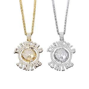 Collier avec pendentif planète en or et argent, diamants et gravure THE WORLD IS MINE