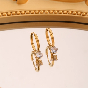 Boucles d'oreilles créoles dorées élégantes avec pendentif en zircone cubique à 6 griffes