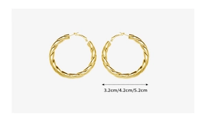 Detailed comparison of 18k gold twisted hoop earrings in 3.2cm, 4.2cm, and 5.2cm sizes