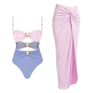 Maillot de bain trois couleurs avec boucles dorées et ensemble jupe longue assortie