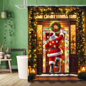 Détail du rideau de douche de Noël montrant le Père Noël suspendant des guirlandes
