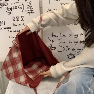 Détail du sac cabas en laine à carreaux avec intérieur spacieux et poche interne