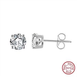 Boucles d'oreilles en argent 925 avec zircons ronds de 8mm et sertissage à 4 griffes