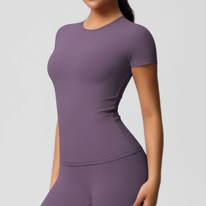 Détail du tissu brossé double face et des coutures du haut de yoga violet ajusté