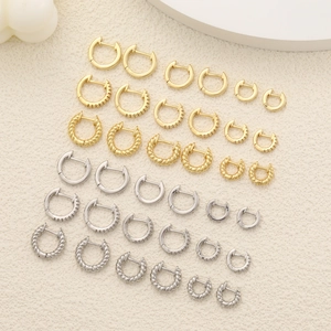 Mode 18k Gold und Silber Creolen Kollektion mit Zirkonia und gedrehter Texturierung