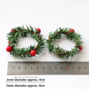 Weihnachtliche Serviettenringe mit roten Beeren und grünen Tannennadeln im 2er-Set