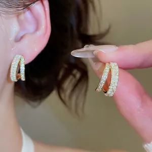 Orecchini A Cerchio A Doppia Fila A Forma Di C Con Perla Artificial Sintetica Zircone Placcato Oro 14K E Perno In Argento 925