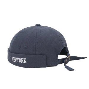 Bonnet docker bleu marine sans bord avec broderie NEW YORK blanche et boucle ajustable