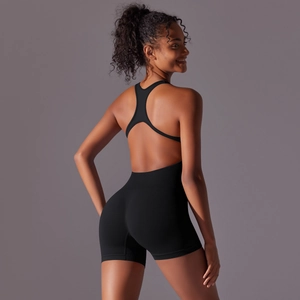 Détail du dos nageur et du tissu extensible sur le body de yoga noir sans couture