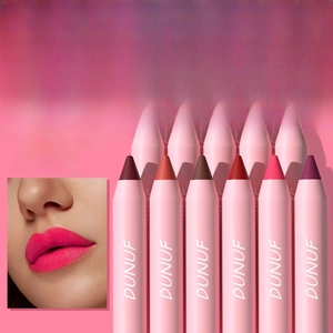 Professionelles 18-Farben Matt-Lippenstift-Set mit satten Tönen auf rosa Hintergrund