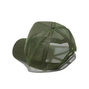 Vue arrière de la casquette trucker vert armée montrant la structure en maille