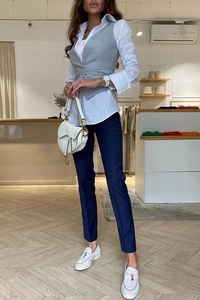 Ensemble 3 pièces avec chemise, gilet gris à nouer et pantalon bleu marine slim