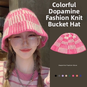 Détail du bob en tricot rose et crème avec un design à carreaux et rayures dopamine