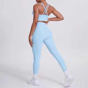 Vista dettagliata del set yoga azzurro con reggiseno sportivo incrociato e leggings
