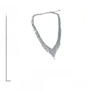Détail du collier en maille strass en V avec dimensions de 50,4 cm de longueur
