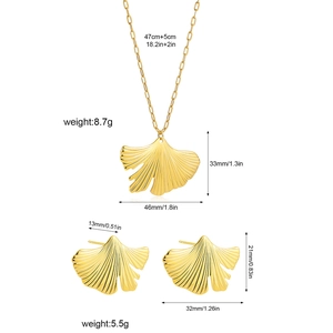 Detailed size and weight specs for 18K gold ginkgo leaf necklace and earrings set