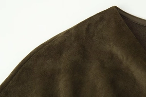 Detaillierte Textur von dunkelbraunem Wildlederimitat mit feinen Nähten und Finish