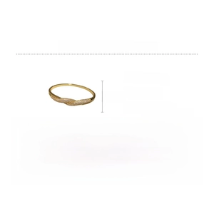 Détail d'un bracelet en cuivre plaqué or 18K avec un design de nœud torsadé en zircone