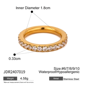 Anillo de eternidad de acero inoxidable dorado con incrustaciones de circón