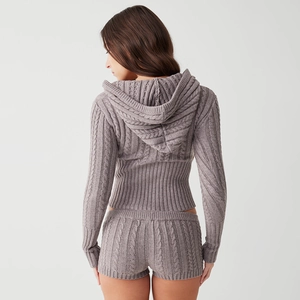 Damen Strickset mit Kapuzenpullover und Shorts in Grau, Rückansicht mit Zopfmuster