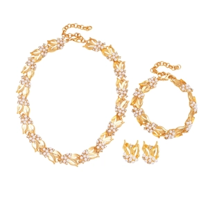 Golden leaf necklace set with pearls and zircons in a vintage royal style