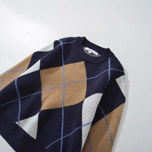 Klassischer Argyle-Strickpullover mit dunkelblauen, braunen und weißen Rautenmustern