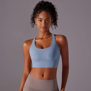 Reggiseno sportivo azzurro con scollo a U e leggings grigi su modella fitness