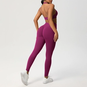 Dettaglio del set yoga prugna che mostra il tessuto a costine e il reggiseno sportivo