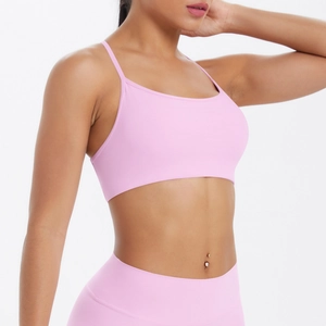 Détail de la brassière de yoga rose à bretelles croisées et legging de sport assorti