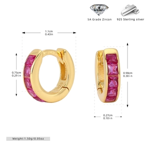 Détail de boucles d'oreilles en argent 925 doré avec zircon rouge et dimensions précises