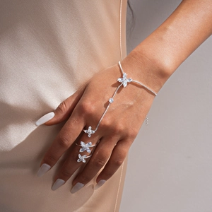 Vista dettagliata di un elegante bracciale schiava in argento con ciondoli in zircone