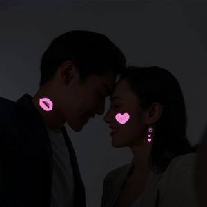 Leuchtende pinke Herz- und Love-Tattoos für Nachtclub-Partys und Festivals
