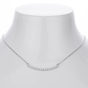 Détail du collier sourire en argent s925 avec zircons scintillants sur le cou
