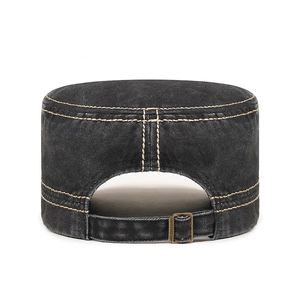 Casquette militaire plate noire en coton lavé avec coutures jaunes contrastées